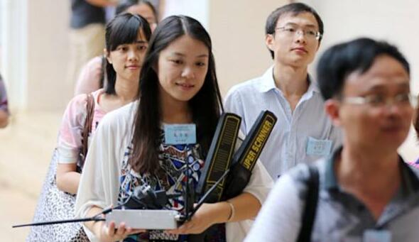 成都高考中考期間需經(jīng)過學校金屬探測儀安檢.jpg